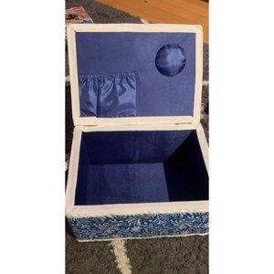 SINGER 07228 Sewing Basket with Sewing Kit, Needles, Thread, Pins, Scissors